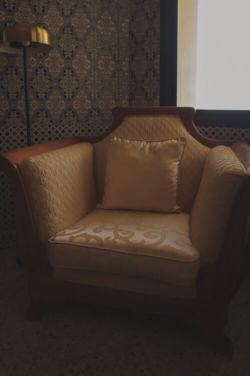 arabesque-bedroom-villa-painting-embroidered-cushions